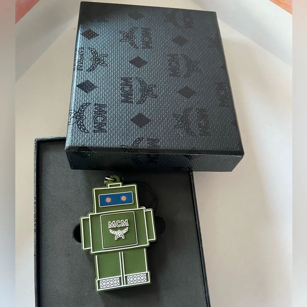 🔥MCM Gifting keychain USB Robot, trendy Gift for your Man or young techie